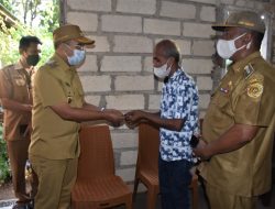 Wali Kota Serahkan Bantuan Bedah Rumah Untuk Lima Lansia