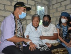 Terima Bantuan Bedah Rumah, Warga Minta Jeriko Terus Pimpin Kota Kupang