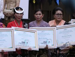 Wakil Bupati Kupang Dampingi Yerni Selly Bolu Tetima Penghargaan Sebagai Kartini Bidang Pendidikan