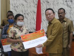 Bupati Kupang Serahkan Santunan Kepada Alih Waris Korban Bencana Alam
