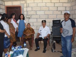 Wali Kota Kupang Serahkan Kursi Roda untuk Lansia di Kelurahan Manulai Dua