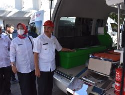 Wali Kota Kupang Serahkan 2 Mobil Ambulans Plus 5 Motor untuk Puskesmas Alak dan Bakunase