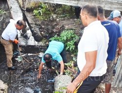 Tak Peduli Kotor, Pj Wali Kota Kupang Turun Langsung Bersihkan Sampah