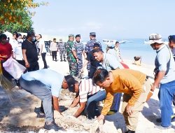 TNI AL dan Pemkot Kupang Bersihkan Sampah di Pantai Pasir Panjang