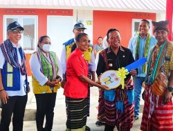 Ratusan Warga Saukibe Terima Kunci Rumah Bantuan Seroja dari Bupati Kupang
