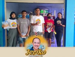 Orang Tua Murid Penerima Bantuan Seragam Serahkan KTP Dukung Jeriko