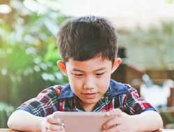 Waspada, Ketergantungan Menggunakan HP Anak Jadi Kehilangan Fokus Belajar