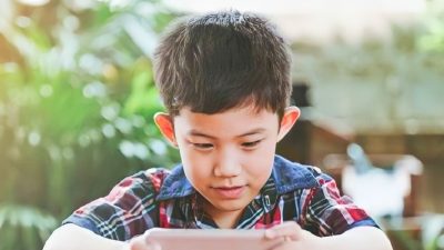 Waspada, Ketergantungan Menggunakan HP Anak Jadi Kehilangan Fokus Belajar