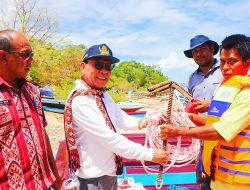 Nelayan Semau Dapat 10 Unit Perahu Motor Bantuan Kementerian Perikanan