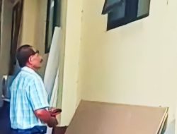 Memalukan, Pelayanan di Kantor Keuangan Kota Kupang Lewat Jendela dan Pintu Belakang