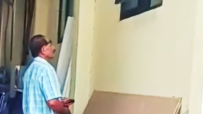 Memalukan, Pelayanan di Kantor Keuangan Kota Kupang Lewat Jendela dan Pintu Belakang