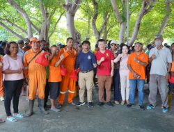 Pj Wali Kota Kupang Apresiasi Cristal Group Peduli Petugas Kebersihan