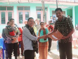 Bupati Kupang Serahkan 137 Sertifikat Tanah ke 46 Warga Translok Pantulan