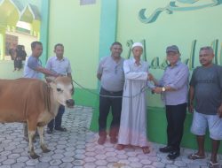 Bupati Kupang Serahkan Sapi Kurban di Mesjid Al Akbar Fatuleu
