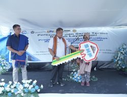 Pj Wali Kota Serahkan Bantuan 18 Rumah Layak Huni PT SMF ke Warga Oesapa