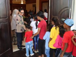 Rayakan Natal, Pj Gubernur NTT Berbagi Kasih dengan Masyarakat Tidak Mampu