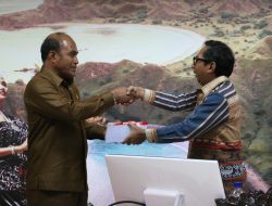 Pj Gubernur NTT Ayodhia Kalake Serahkan DPA SKPD Tahun’ 2024