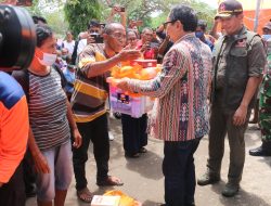 Pj Gubernur NTT dan BNPB Serahkan Bantuan bagi Warga Berdampak Erupsi Gunung Lewotobi Laki-Laki