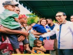 Kunker di TTS, Pj Gubernur NTT Serahkan Bantuan Makanan bagi Balita Stunting