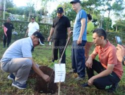 Pj Wali Kota Kupang dan Jajaran Tanam Pohon di Boulevard Jembatan Petuk