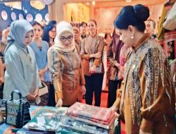 HUT Dekranasda ke 44 di Solo, Tenunan Motif Sepe Kupang Dapat Perhatian Ibu Negara