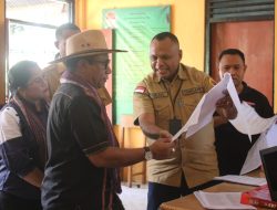 Pj Bupati Kupang Serahkan Adminduk Hasil Program Lais Manekat di Baumata