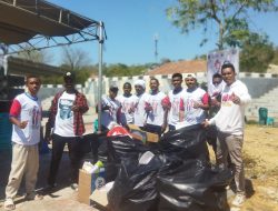 Usai Deklarasi, Relawan Jeriko – Adinda Bersihkan Sampah di Alun – alun Kota Kupang