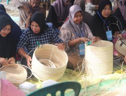 Dunia Kerajinan Rotan Lombok Latih 50 Perempuan di Dusun Dasan Tengak.