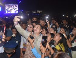 Hadiri  Pesta Rakyat, Wali Kota dan Wawali Kota Kupang Jadi Rebutan Warga untuk Foto