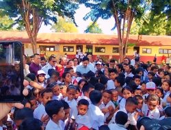 Wapres Gibran Kunjungi SD Inpres Kaniti, Bagi-bagi Laptop, Tas dan Sepatu