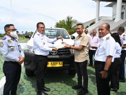 Genjot Ekonomi Masyarakat, Bupati Kupang Serahkan Tiga Unit Mobil ke BUMDes