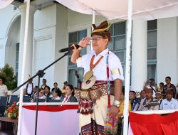 Dipimpin Bupati Kupang, Ribuan Peserta Upacara Hardiknas 2025 Kenakan Pakaian Adat 