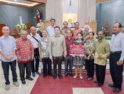Wali Kota Kupang Serahkan Bantuan ke Gereja St. Mathias Rasul Tofa