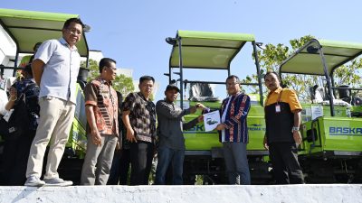 Berkat Terus Mengalir, Bupati Kupang Kembali Serahkan Alsintan ke 9 Poktan