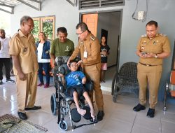 Bupati Kupang Salurkan Kursi Roda Kemensos ke Penyandang Disabilitas Sentra Efata