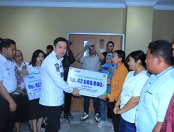 Pemkot Kupang Serahkan Kartu BPJS bagi Pekerja Rentan