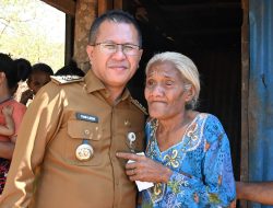 Bupati Kupang Beri Bantuan Sosial ke Lansia Sebatang Kara di Noelbaki
