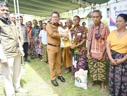 Jelang Natal, Pemkab Kupang Salurkan Bantuan Pangan, Dimulai dari Oemofa