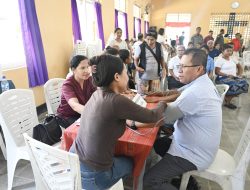 Pemkab Kupang dan RS Leona Helat  Pemeriksaan Kesehatan Gratis dan Bagi Sembako ke Warga Takari