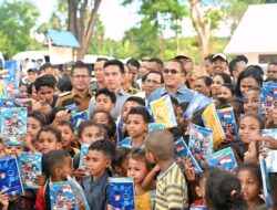 Wapres Gibran Tinjau Revitalisasi SDI Kaniti di Kupang, Bagi-bagi Buku dan Alat Tulis 