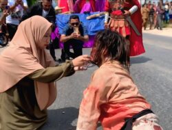 MENGHARUKAN! Muslimah Beri Minum Pemeran Yesus di Prosesi Paskah Kabupaten Kupang