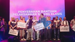 WoW! Bersama Gubernur NTT, Aktivis Pengkritik Mel Alopada Didaulat Serahkan Bansos ke Klasis 