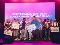 WoW! Bersama Gubernur NTT, Aktivis Pengkritik Mel Alopada Didaulat Serahkan Bansos ke Klasis 