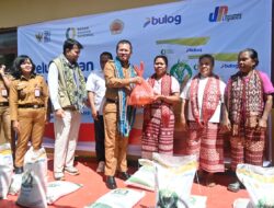 Bupati Kupang Serahkan Bantuan Pangan, Dorong Petani Tingkatkan Hasil Pertanian 