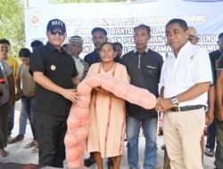 Bupati Kupang Serahkan Bantuan Sarana Prasarana  Rumput Laut ke Nelayan Sulamu