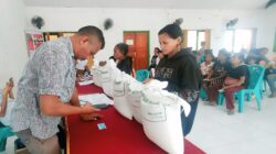 Ratusan Warga Manusak Terima Bantuan Beras, Penyaluran Dipercepat