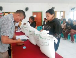 Ratusan Warga Manusak Terima Bantuan Beras, Penyaluran Dipercepat