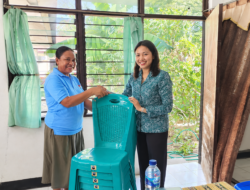 Wabup Kupang Salurkan Bantuan Kursi untuk 5 Posyandu, Janji Perhatikan Hak Kader pada 2027